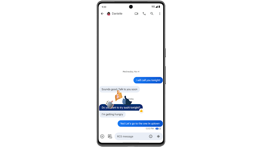 Odpowiadanie na SMS-a w Wiadomościach Google za pomocą emotikona z uniesionym kciukiem. Następnie na ekranie widać duży, animowany emotikon złożony z 3 dużych emotikonów z uniesionym kciukiem, które poruszają się wokół telefonu z Androidem.