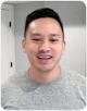 Minh Nguyen, responsable de producto sénior de Firestore, Google Cloud, con una camiseta de color gris claro con cuello redondo