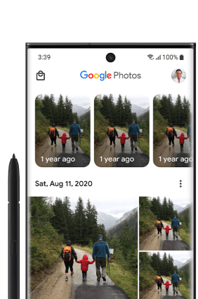 Ekran telefonu z Androidem z otwartą aplikacją Zdjęcia Google, w której widać siatkę z niedawno przesłanymi zdjęciami.