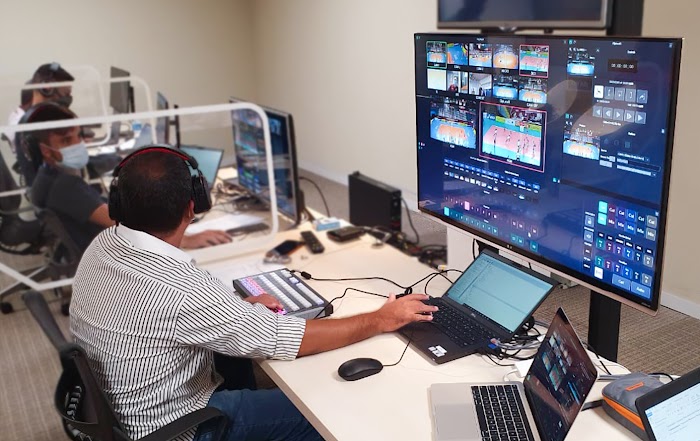 Profissionais na sala de controle durante transmissão esportiva - Globo and Google Cloud Case Study