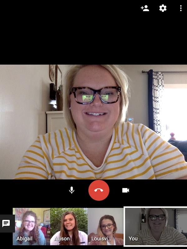 Reunión de Erin con su equipo mediante Google Meet