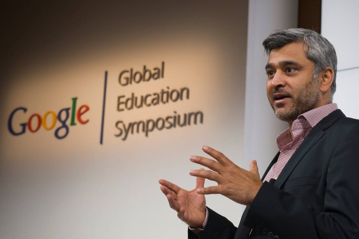 Mies puhuu näyttämöllä Googlen Global Education ‑symposiumissa