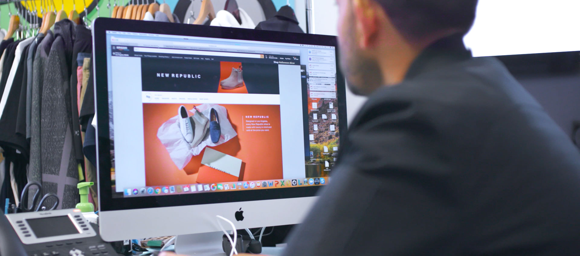 Ein Mann blickt auf einen Computerbildschirm, auf dem ein Online-Shop bei Amazon für die Modemarke New Republic angezeigt wird.