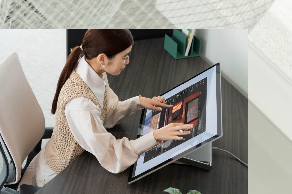 用户在触摸屏上多触点操控Surface Studio 2+