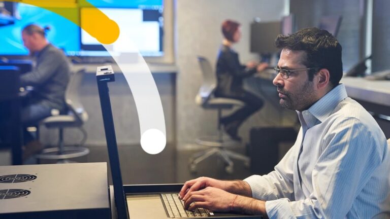 Un hombre frente a una computadora en una oficina