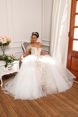 Style Genevieve Luxe Collection Bridal White Size 10 Sweetheart Strapless Ball gown on Queenly