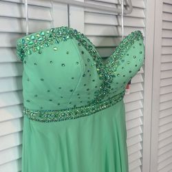 Style 71503 Sparkle Green Size 14 Prom Straight Dress on Queenly
