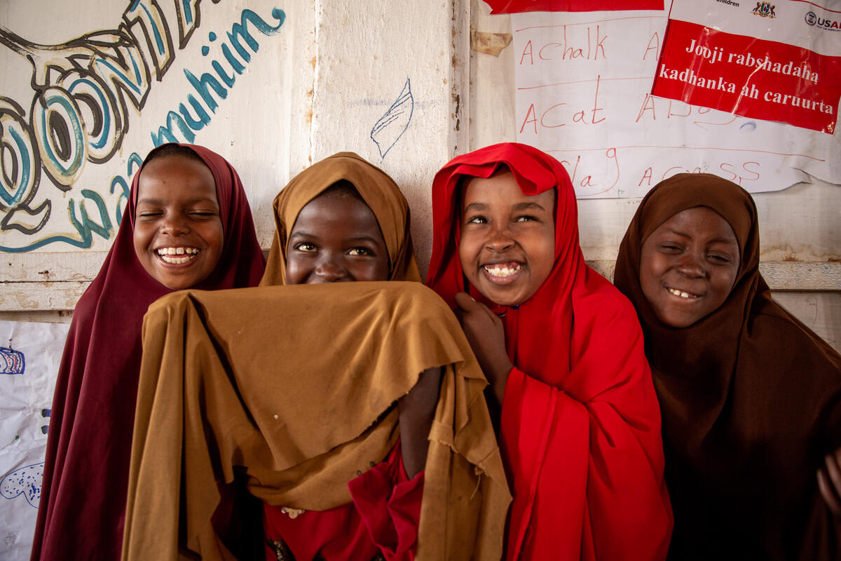 Billede af fire piger, der smiler i Somalia
