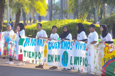 Børn demonstrerer i Jakarta