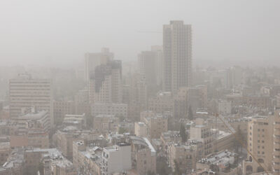 Hazy weather over Jerusalem amid high levels of air pollution, April 18, 2024. (Chaim Goldberg/FLASH90)