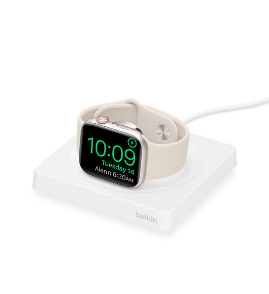 Biała przenośna ładowarka Belkin Boost Charge Pro do Apple Watch składa się z magnetycznego modułu do szybkiego ładowania Apple Watch Ultra i modelu Series 8.