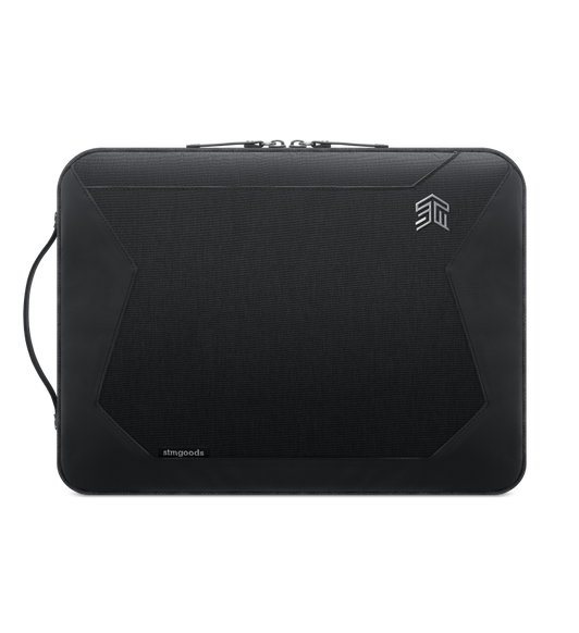 De 14-inch STM Myth-laptopsleeve, met rechtsboven een logo in reliëf, beschermt je MacBook met een waterafstotende stof die is voorzien van een coating van polyurethaan.