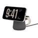 Egy fekete Belkin Boost Charge Pro 2 az 1-ben vezeték nélküli MagSafe-dokkoló egyszerre tölt egy fehér titánbevonatú iPhone 15 Prót és egy Apple Watch Series 9-et 41 mm-es, csillagfényszínű tokkal.