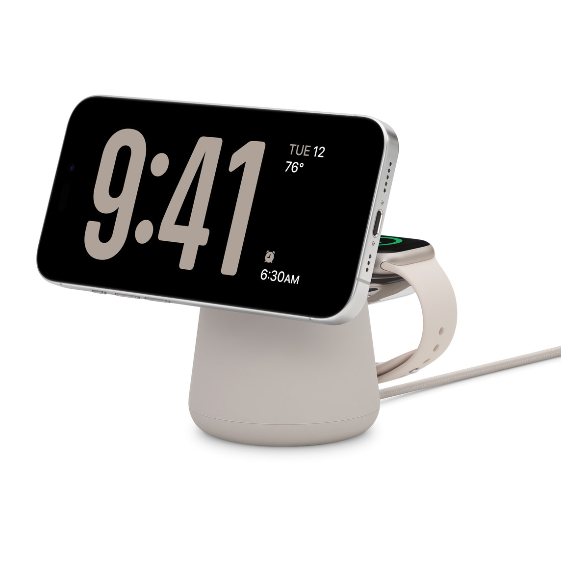 Un dock di ricarica wireless 2 in 1 Boost Charge Pro di Belkin con MagSafe, color sabbia, che ricarica un iPhone 15 Pro color titanio bianco insieme a un Apple Watch Series 9 con cassa da 41 millimetri color galassia.