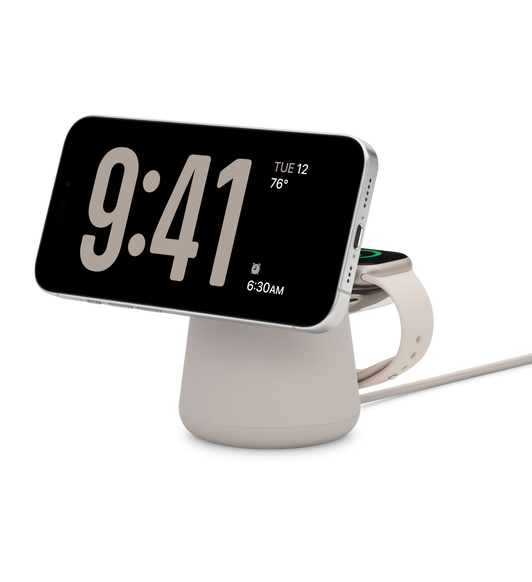Belkin Boost Charge Pro 2-in-1 Wireless Ladedock mit MagSafe in der Farbe Sand, das gleichzeitig ein iPhone 15 Pro in der Farbe Titan Weiß und eine Apple Watch Series 9 mit 41 mm Gehäuse in der Farbe Polarstern lädt.