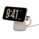 Egy homokszínű Belkin Boost Charge Pro 2 az 1-ben vezeték nélküli MagSafe-dokkoló egyszerre tölt egy fehér titánbevonatú iPhone 15 Prót és egy Apple Watch Series 9-et 41 mm-es, csillagfényszínű tokkal.