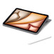 Vista horizontal do iPad Pro com capa, preparado para escrever, e o Apple Pencil Pro ao lado
