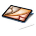 Vista horizontal do iPad Air com capa, colocado em ângulo de escrita e com o Apple Pencil Pro encaixado
