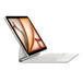 Un iPad Air in orizzontale visto di lato agganciato a una Magic Keyboard bianca, display inclinato all’indietro, porta di ricarica vicino al punto in cui la tastiera si ripiega, design a inclinazione libera