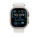 Wit Ocean-bandje met een Apple Watch met 49-mm kast, knop aan de zijkant en de Digital Crown