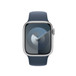 Myrskynsinisessä urheilurannekkeessa näkyy Apple Watch, jossa on 41 mm kuori ja Digital Crown.