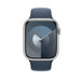 Correa deportiva azul tempestad con un Apple Watch con caja de 45 mm y la Digital Crown.