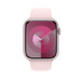 Vaaleanpunaisessa urheilurannekkeessa näkyy Apple Watch, jossa on 45 mm kuori ja Digital Crown.