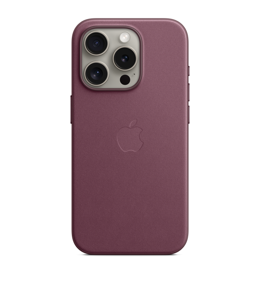 Morbærfarvet FineWoven-etui til iPhone 15 Pro med MagSafe og et indpræget Apple-logo midtpå. Etuiet sidder på en iPhone 15 Pro i naturligt titanium, der kan ses gennem åbningen til kameraet.