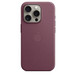Etui z tkaniny FineWoven w kolorze rubinowej morwy z MagSafe do iPhone’a 15 Pro przyczepione do iPhone’a 15 Pro w kolorze tytanu naturalnego. Wytłoczone logo Apple pośrodku etui. iPhone widoczny przez wycięcie na aparat.