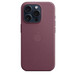 Etui z tkaniny FineWoven w kolorze rubinowej morwy z MagSafe do iPhone’a 15 Pro przyczepione do iPhone’a 15 Pro w kolorze tytanu błękitnego. Wytłoczone logo Apple pośrodku etui. iPhone widoczny przez wycięcie na aparat.