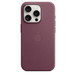 Etui z tkaniny FineWoven w kolorze rubinowej morwy z MagSafe do iPhone’a 15 Pro przyczepione do iPhone’a 15 Pro w kolorze tytanu białego. Wytłoczone logo Apple pośrodku etui. iPhone widoczny przez wycięcie na aparat.