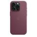 Etui z tkaniny FineWoven w kolorze rubinowej morwy z MagSafe do iPhone’a 15 Pro przyczepione do iPhone’a 15 Pro w kolorze tytanu czarnego. Wytłoczone logo Apple pośrodku etui. iPhone widoczny przez wycięcie na aparat.