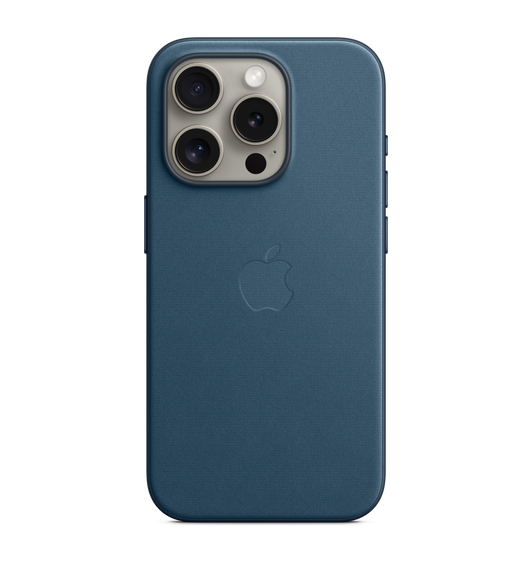Funda de trenzado fino con MagSafe azul pacífico con el logotipo de Apple en el centro acoplada a un iPhone 15 Pro en titanio natural. Se ve a través de la abertura para la cámara.