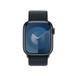 Etunäkymä keskiyönsinisestä Sport Loop ‑rannekkeesta, kuvassa näkyvät Apple Watchin kellotaulu ja Digital Crown