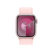Etunäkymä vaaleanpunaisesta Sport Loop ‑rannekkeesta, kuvassa näkyvät Apple Watchin kellotaulu ja Digital Crown