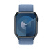 Vooraanzicht van winterblauw geweven sportbandje met wijzerplaat van Apple Watch en de Digital Crown