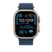 Sininen Ocean-ranneke, jossa näkyy Apple Watch ja 49 mm kuori, sivupainike ja Digital Crown