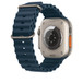 Ocean Armband in Blau mit Gesund­heitssensoren und Ladebereich auf der Rückseite der Apple Watch Ultra