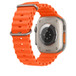 Oranje Ocean-bandje en Apple Watch Ultra met gezondheidssensoren en oplaadgebied aan de achterkant