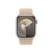 Vista frontal da Bracelete Solo entrançada bege com o mostrador do Apple Watch e a Digital Crown em destaque