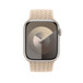 Vorderansicht des geflochtenen Solo Loop Armbands in Beige mit dem Zifferblatt der Apple Watch und der Digital Crown