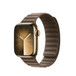 Vista en diagonal de la correa de eslabones magnética marrón topo con la esfera del Apple Watch y la Digital Crown.