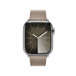 Etunäkymä saharanvärisestä magneettilenkkirannekkeesta, kuvassa näkyvät Apple Watchin kellotaulu ja Digital Crown