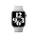 Vorderansicht des Gliederarmbands mit dem Zifferblatt der Apple Watch und der Digital Crown.