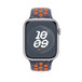 Blue Flame ‑värisessä (tummansinisessä) Nike Sport ‑rannekkeessa näkyy Apple Watch, jossa on 45 mm kuori ja Digital Crown. 