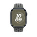 Pasek sportowy Nike w kolorze cargo khaki (ciemnozielonym) z widocznym Apple Watch z kopertą 45 mm i pokrętłem Digital Crown.
