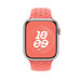 Cinturino Nike Sport Magic Ember (arancione) abbinato a un Apple Watch con cassa da 45 mm di cui è visibile la Digital Crown.