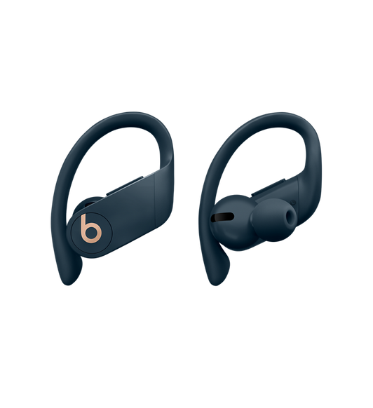 De echt draadloze Powerbeats Pro-oortjes in marineblauw blijven op hun plek en zitten prettig op het oor dankzij de verstelbare oorhaakjes en de oortips in verschillende maten.