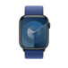 Vooraanzicht van een oceaanblauw geweven sportbandje met de wijzerplaat van een Apple Watch en de Digital Crown