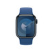 Oceaanblauw solobandje met zicht op een Apple Watch met 41-mm kast en de Digital Crown.